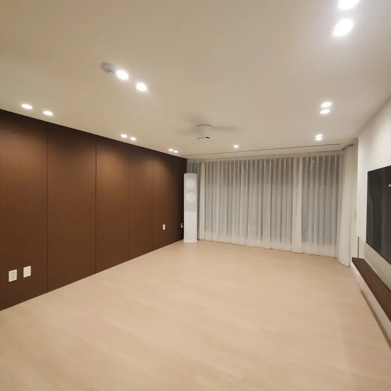 조명과 커튼이 어우러진 서울 아파트 거실 리모델링 완성 모습