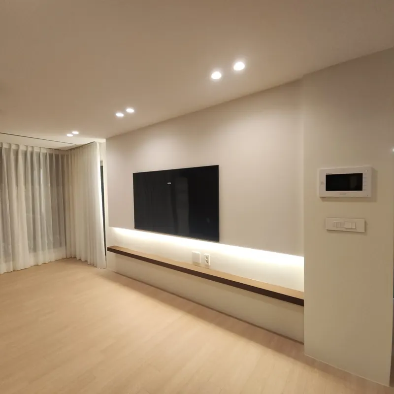 TV 벽과 간접조명으로 마감한 서울 아파트 거실 리모델링 후