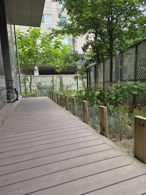 보행로를 따라 울타리를 설치한 후