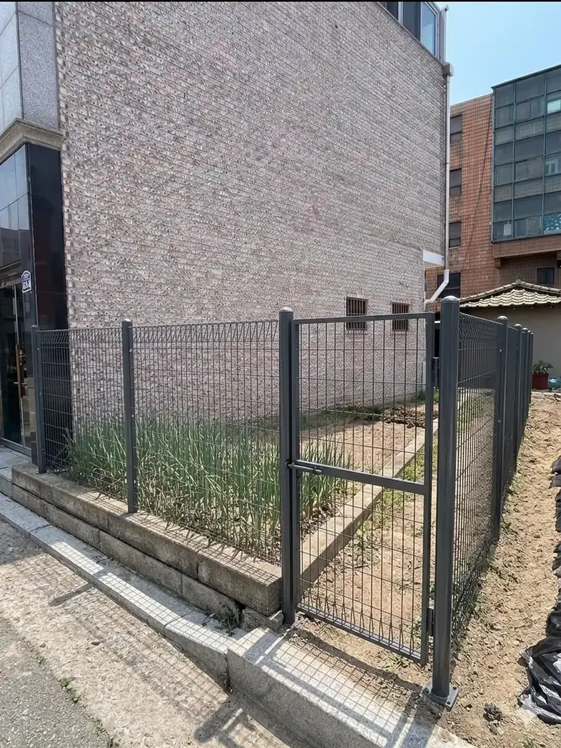 서울 경기 펜스 설치 현장 대문과 울타리 모습