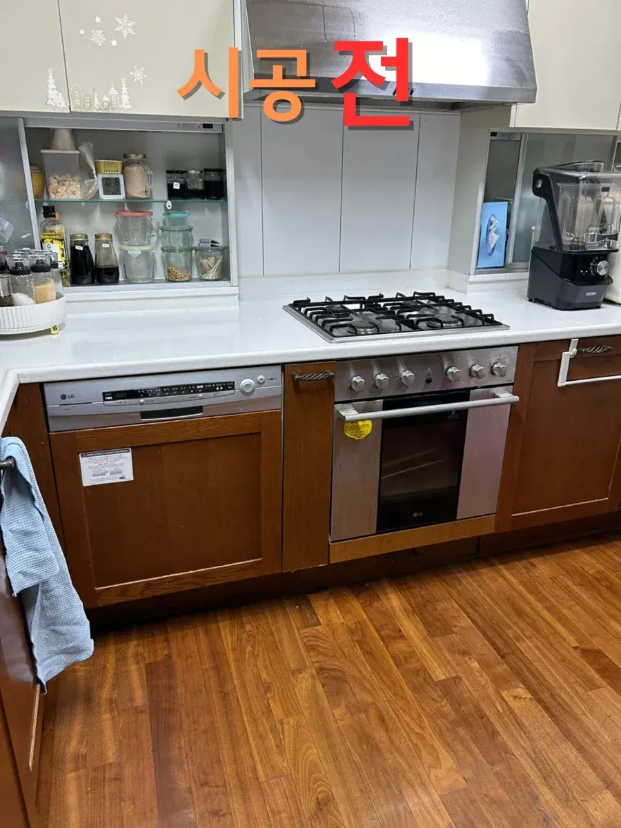 갈색 문짝이던 시공 전 싱크대 하부장