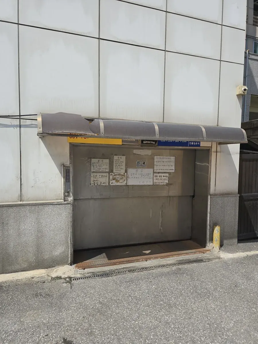출입구 위 낡은 렉산 캐노피 시공 전