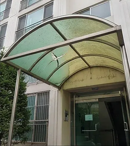 깨지고 누렇게 변색된 캐노피 렉산 교체 전